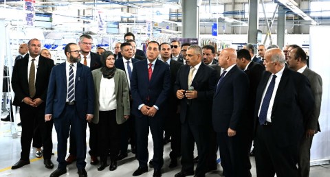 عقب افتتاحه.. رئيس الوزراء يتفقد عدداً من أقسام مصنع "ليوني مصر" بمدينة بدر