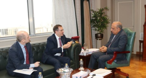 وزير الكهرباء والطاقة المتجددة يستقبل سفير بريطانيا بالقاهرة 