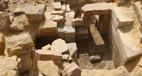  الكشف عن بقايا معبد الوادي للمجموعة الشمسية للملك "ني أوسر رع" بمنطقة أبوصير الأثرية