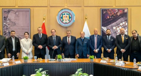 لقائه المطوريين مع وزير المالية 