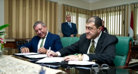 قناة السويس وبنك التنمية الصناعية يوقعان بروتوكول تعاون لإصدار بطاقات 