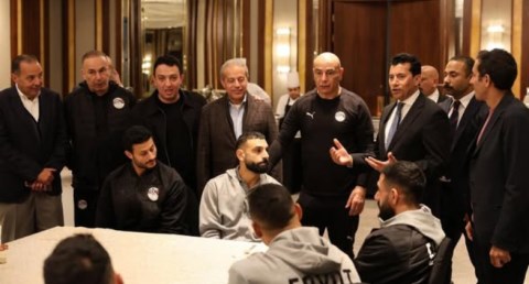 وزير الرياضة يؤازر المنتخب الوطني لكرة القدم ويحفز اللاعبين 