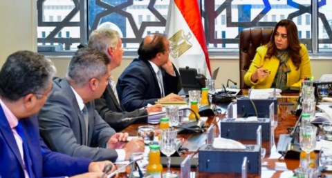 وزيرة التنمية المحلية والقائم بأعمال وزير البيئة تلتقي عددًا من المستثمرين 