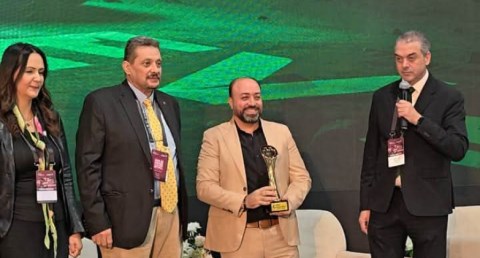 تكريم إبراهيم عادل رئيس تحرير  يلا بيزنس خلال قمة EVs Electrify Egypt 2025