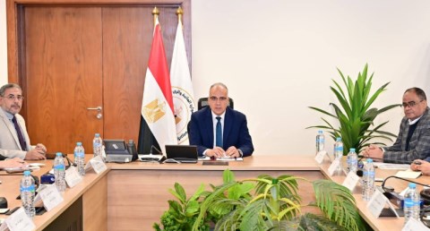 وزير الموارد المائية تتابع موقف إيراد النهر وإجراءات تشغيل السد العالي