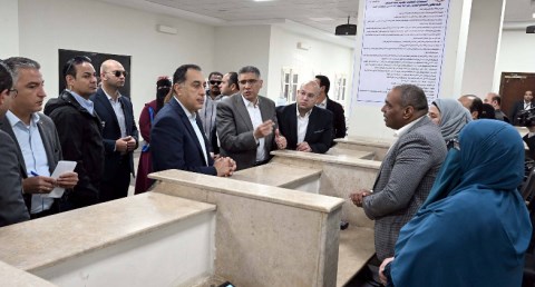 رئيس الوزراء يتفقد مجمع خدمات المواطنين بقرية "الودى" بالصف