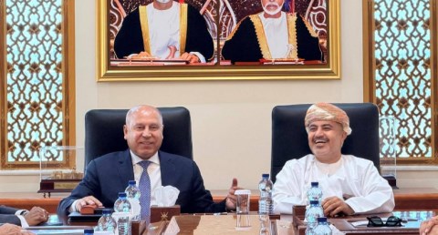 نائب رئيس مجلس الوزراء للتنمية الصناعية وزير الصناعة والنقل يعقد اجتماعاً هامًا مع وزير النقل والاتصالات وتقنية المعلومات العماني
