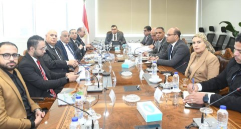 وزير الإسكان يبحث تطوير منظومة النقل الداخلي بعددٍ من المدن الجديدة 