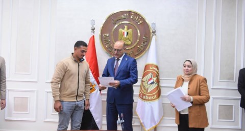 وزير العمل يُسلم دفعة جديدة من عقود العمل بالإمارات والأردن