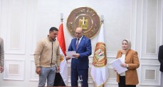 وزير العمل يُسلم دفعة جديدة من عقود العمل بالإمارات والأردن