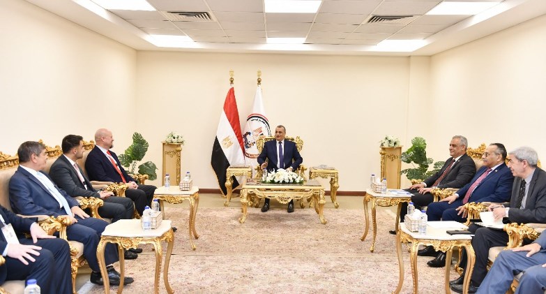 صلاح يناقش مع ممثلي "نورثروب جرومان" الأمريكية و"هيلينك" اليونانية أوجه التعاون في التصنيع العسكري