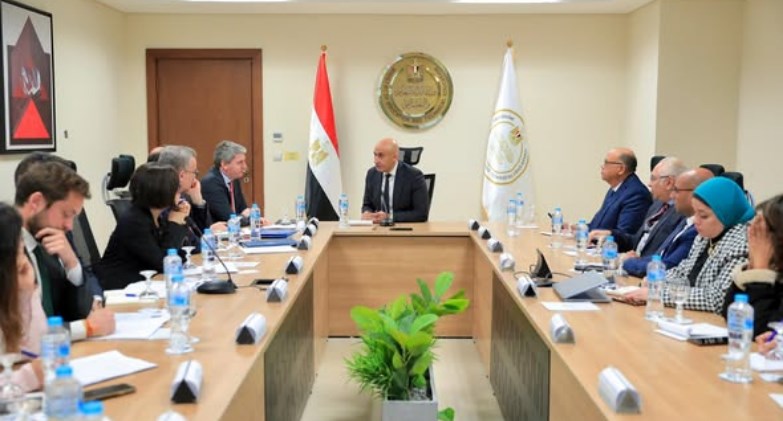 وزير التربية والتعليم يبحث مع وفد بنك الاستثمار الأوروبي تعزيز التعاون 