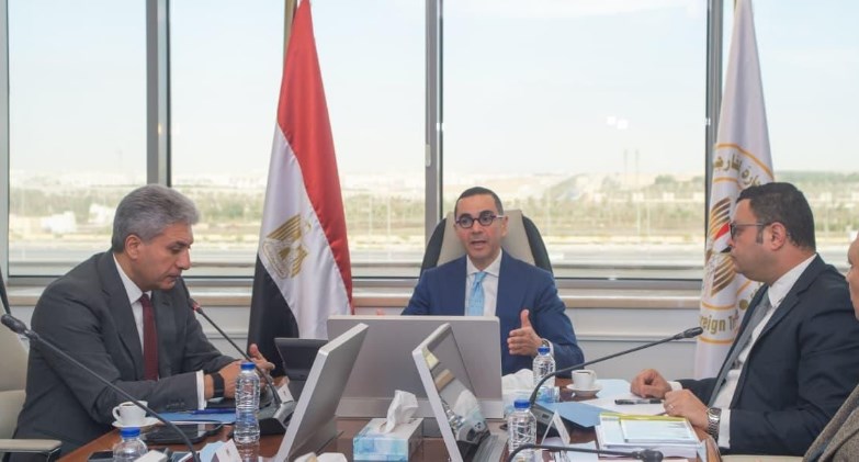 3 وزراء يناقشون آليات الاستثمار في قطاع السياحة لزيادة أعداد السائحين 