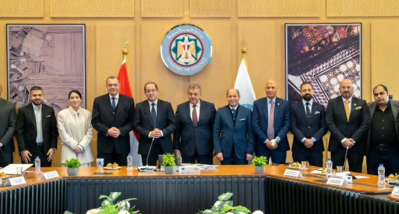 لقائه المطوريين مع وزير المالية 