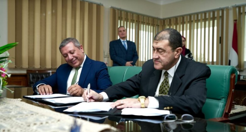 قناة السويس وبنك التنمية الصناعية يوقعان بروتوكول تعاون لإصدار بطاقات 
