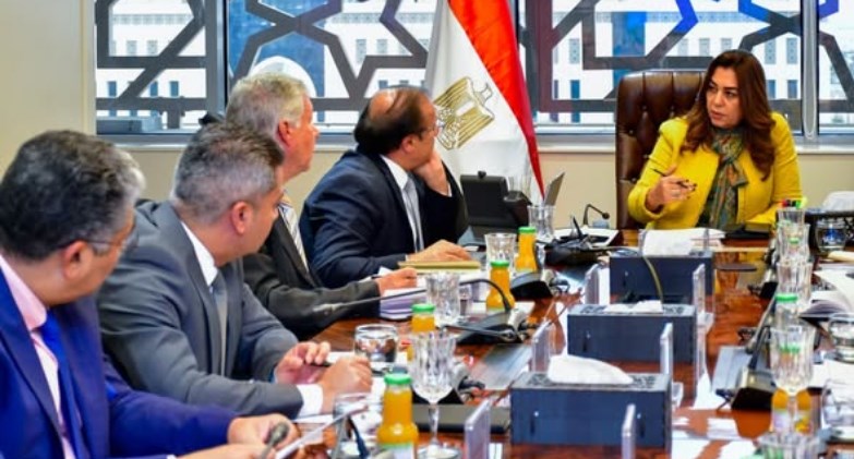 وزيرة التنمية المحلية والقائم بأعمال وزير البيئة تلتقي عددًا من المستثمرين 