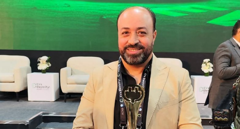 تكريم إبراهيم عادل رئيس تحرير  يلا بيزنس خلال قمة EVs Electrify Egypt 2025