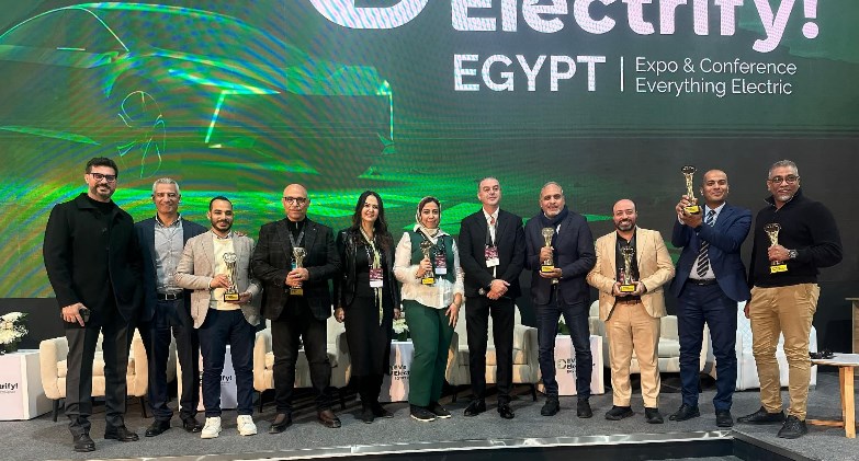 تكريم إبراهيم عادل رئيس تحرير  يلا بيزنس خلال قمة EVs Electrify Egypt 2025