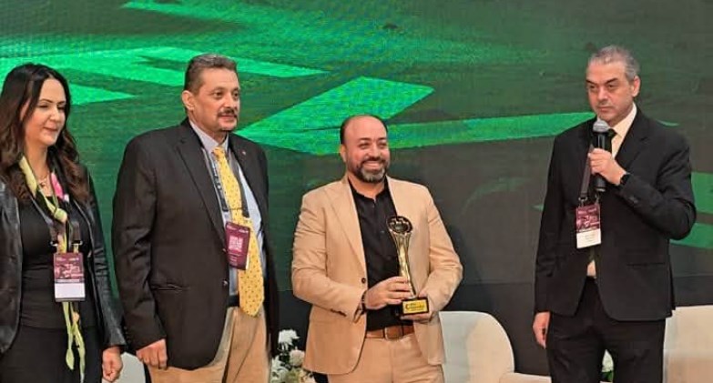 تكريم إبراهيم عادل رئيس تحرير  يلا بيزنس خلال قمة EVs Electrify Egypt 2025