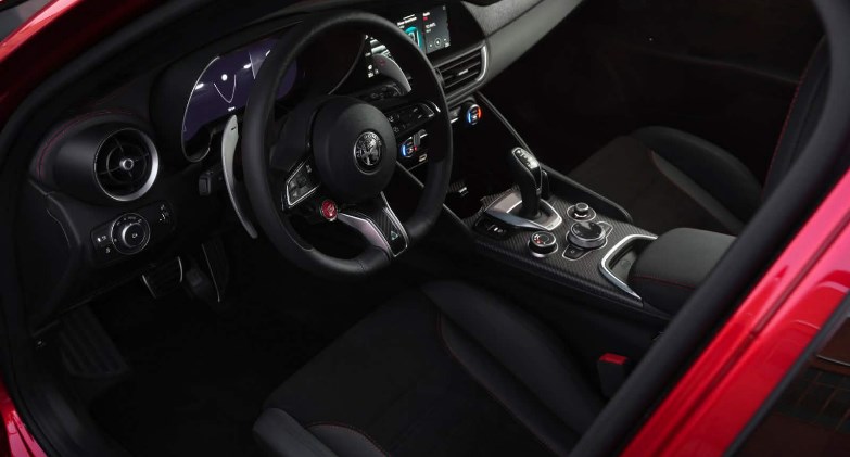 ألفا روميو تكشف عن نسخ محدودة Giulia & Stelvio Quadrifoglio Collezione