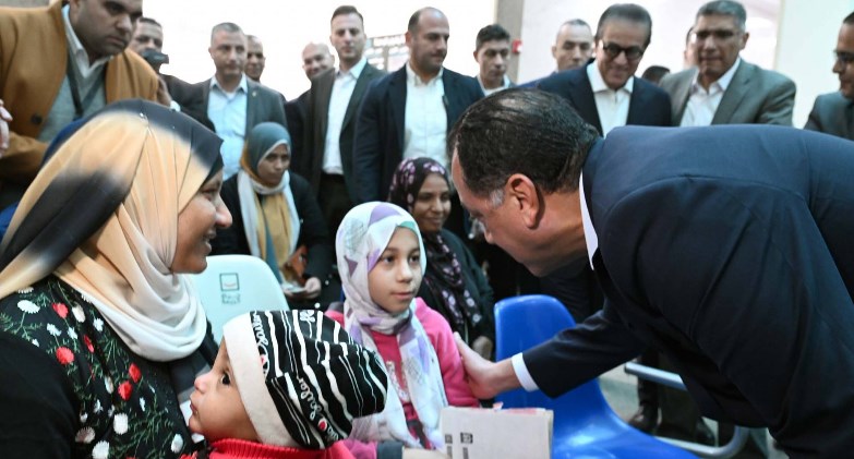 رئيس الوزراء يجري حوارا مع المواطنين المترددين على مركز طب الأسرة حول الخدمات المقدمة