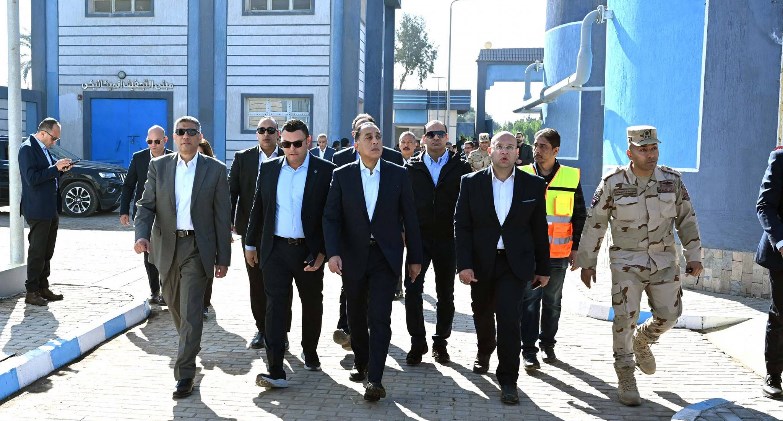 رئيس الوزراء يتفقد محطة مياه الشرب بأرض المشتل بمركز الصف