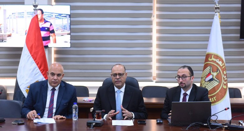 وزير العمل يشهد اختبارات برنامج "سفراء العمل" بمقر الوزارة ..