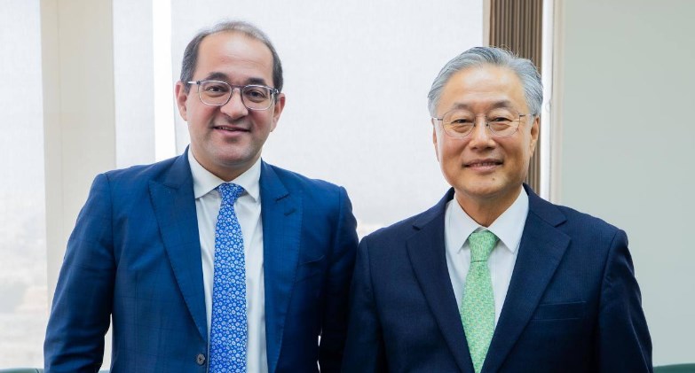 وزير المالية مع سفير كوريا الجنوبية