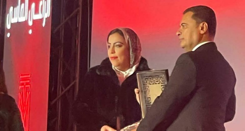 تكريم الصحفية أمانى سمير فى النسخة الثانية من قمة مصر الدولية لوسائل التنقل الكهربائية 2025