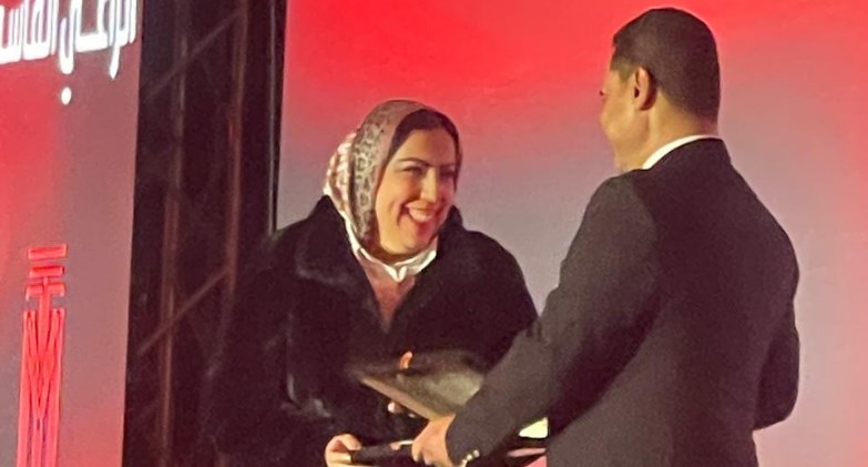 تكريم الصحفية أمانى سمير فى النسخة الثانية من قمة مصر الدولية لوسائل التنقل الكهربائية 2025