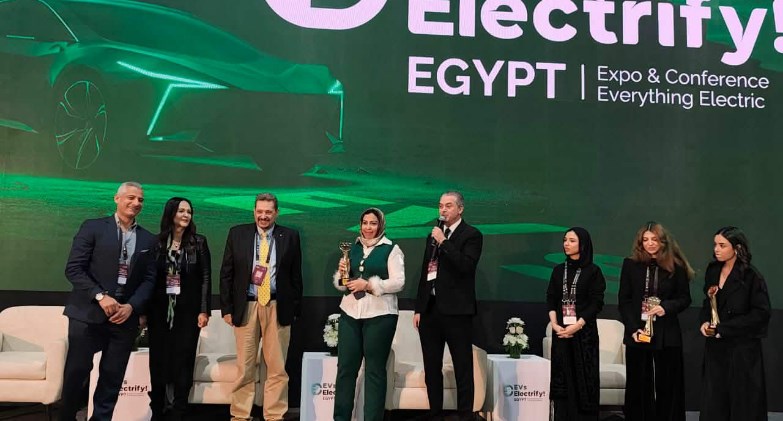 تكريم الصحفية أمانى سمير فى النسخة الثانية من قمة مصر الدولية لوسائل التنقل الكهربائية 2025