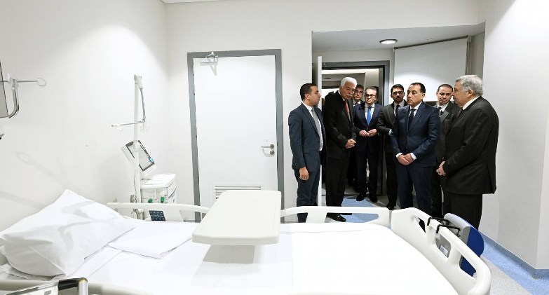 رئيس الوزراء يتفقد أقسام المستشفى الجامعي بجامعة الجيزة الجديدة