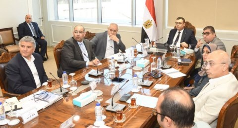  وزير الإسكان يلتقي مسئولى شركة "أبناء حسن علام"