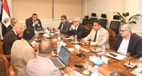  وزير الإسكان يتابع منظومة مياه الشرب بمدن شرق وغرب القاهرة