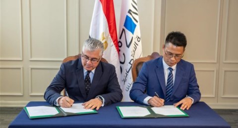 توقيع عقود مشروعين جديدين للملابس الجاهزة بالقنطرة غرب 