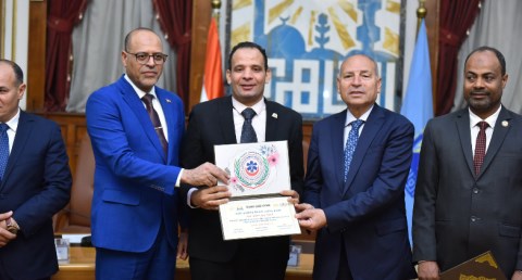 وزير العمل ومحافظ القاهرة يُكرمان موظف بوزارة العمل رفض رشوة 