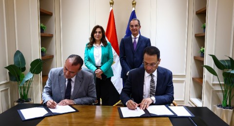 وزيرا الاتصالات والتنمية المحلية يشهدان توقيع اتفاق لتوفير الأجهزة التكنولوجية لتشغيل مجمعات الخدمات الحكومية بقرى "حياة كريمة "