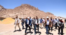 وزير الإسكان يتفقد العمل بمنطقة الزيتونة في سانت كاترين بسيناء