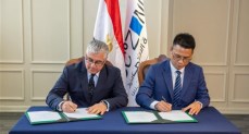 توقيع عقود مشروعين جديدين للملابس الجاهزة بالقنطرة غرب 