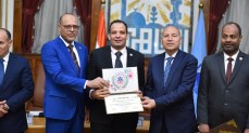 وزير العمل ومحافظ القاهرة يُكرمان موظف بوزارة العمل رفض رشوة 