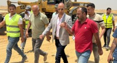 وزير الإسكان يتابع مشروعات المرافق والطرق بالقاهرة الجديدة