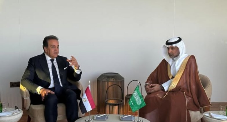 وزير الصحة يبحث مع نظيره السعودي