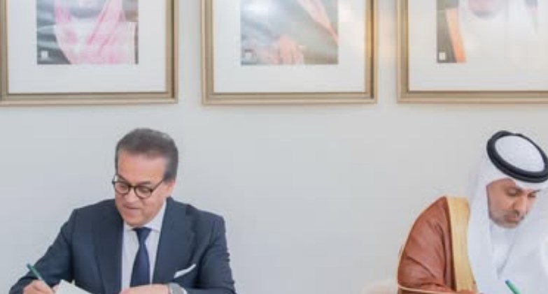 وزير الصحة يوقع مذكرة تفاهم مع وزير صحة السعودي 