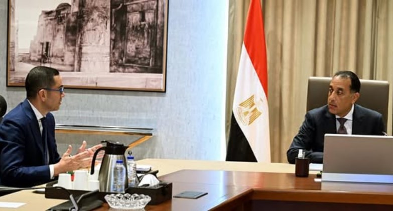 رئيس الوزراء فى اجتماع مع وزير الاستثمار 