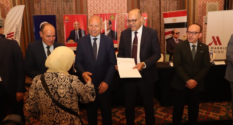 وزير العمل ومحافظ القاهرة يُسلمان عقود عمل جديدة لذوي همم  