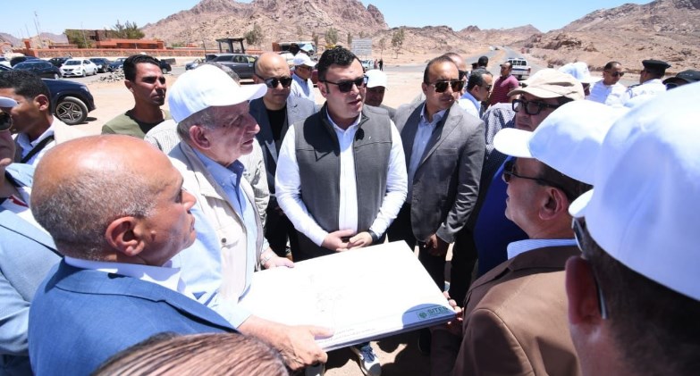 وزير الإسكان يتفقد أعمال تطوير طريقي كمين النبي صالح و سانت كاترين