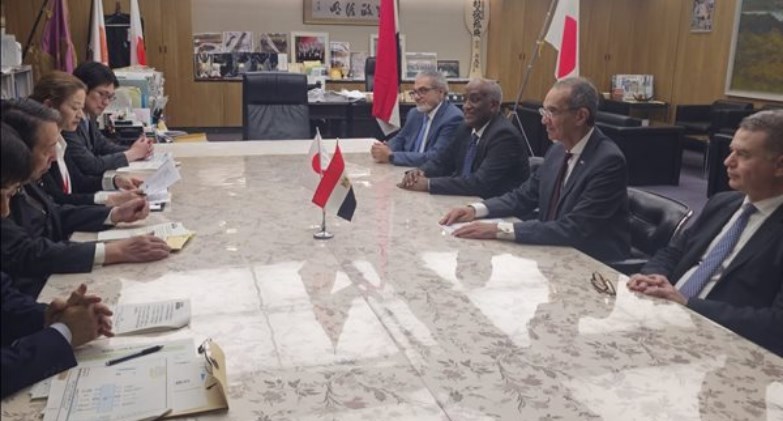 وزير الاتصالات يبحث التعاون مع محافظ طوكيو بمجال دعم ريادة الأعمال     