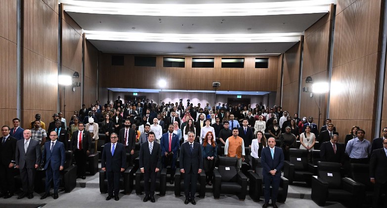 رئيس الوزراء يستقبل 150شابًا وفتاة من القيادات الشبابية من 80 دولة