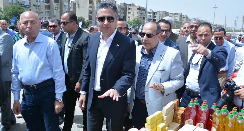 وزير التموين ومحافظ القاهرة يفتتحان سوق اليوم الواحد بمدينة نصر
