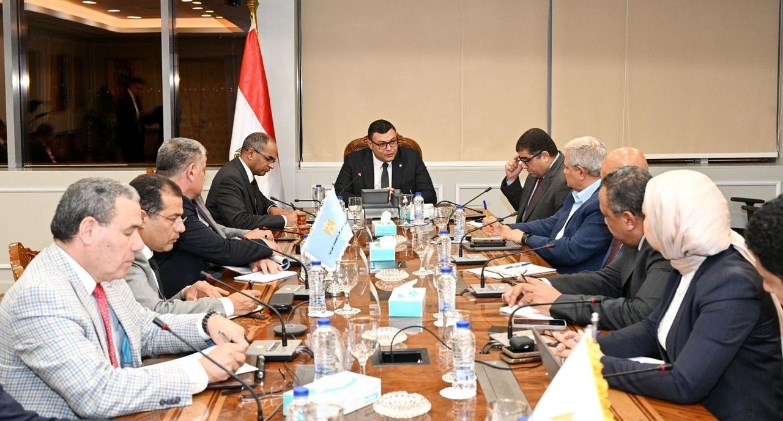 وزير الإسكان يتابع الجهود المبذولة في ملف  توطين صناعة تحلية المياه